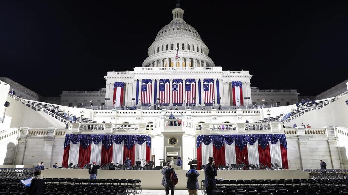 Varias peronas observan el escenario en el Capitolio varias horas antes de que el empresario neoyorquino Donald Trump se convertirá en el nuevo presidente de Estados Unidos en Washington DC (Estados Unidos) hoy, 20 de enero de 2017.
