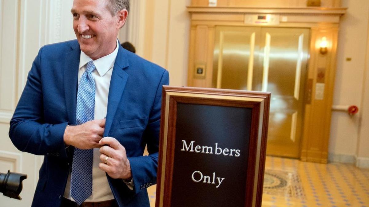 El senador republicano de Arizona Jeff Flake en el Capitolio de Washington el 24 de octubre del 2017.
