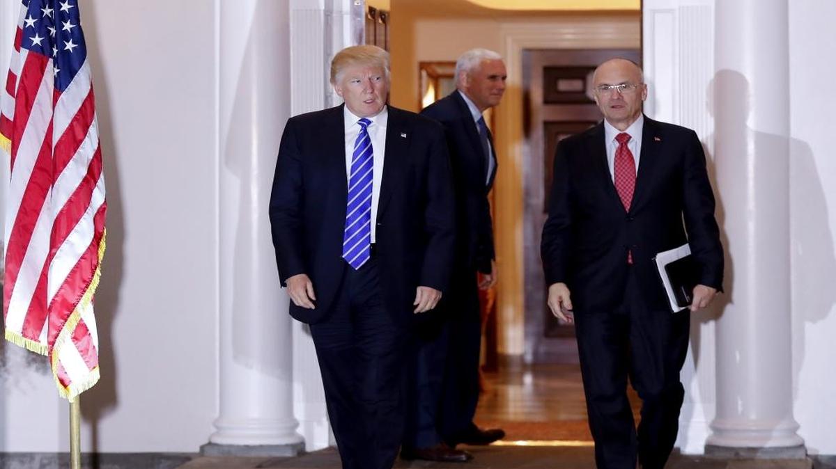 El presidente electo Donald Trump con el empresario Andy Puzder, quien dirigirá el Departamento del Trabajo, el 19 de noviembre en Nueva Jersey.