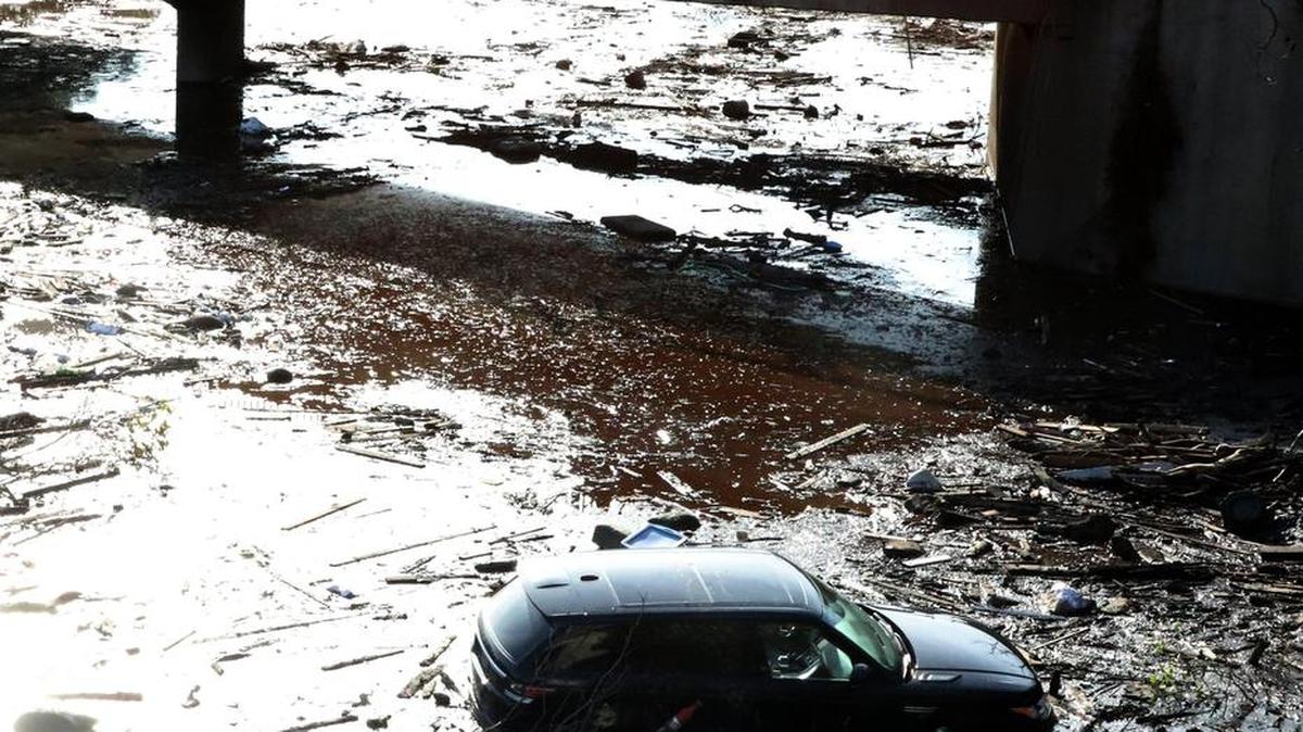 Residentes miran la inundación de barro en la autopista 101 después de que fuertes lluvias causaran deslizamientos mortales en Montecito, California, el 10 de enero de 2018.