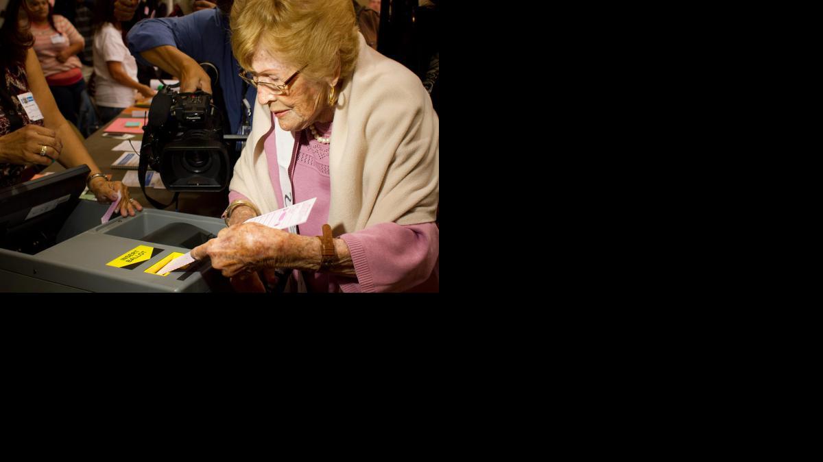 
Guadalupe Portillo, la inmigrante de origen mexicano de 102 años, deposita su boleta de votación en Montecito Heights, California, durante los comicios legislativos.


