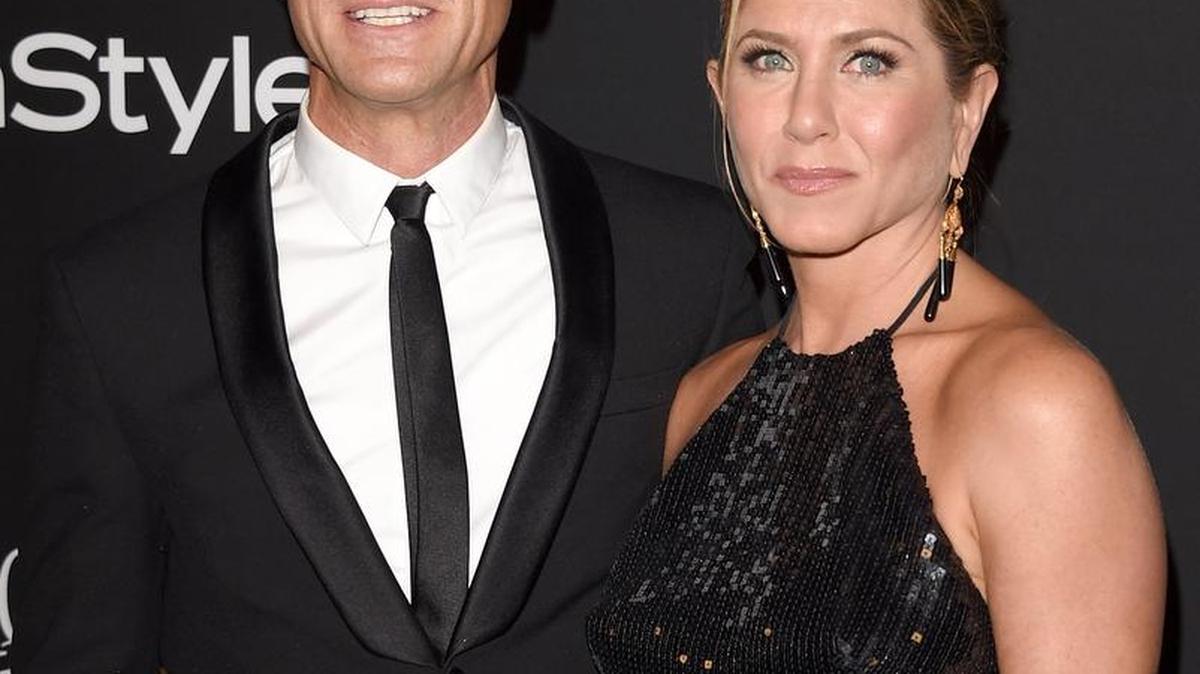 
Los actores Jennifer Aniston y Justin Theroux se convirtieron en marido y mujer durante una ceremonia que tomó por sorpresa a sus invitados en Los Ángeles, según la revista People.

