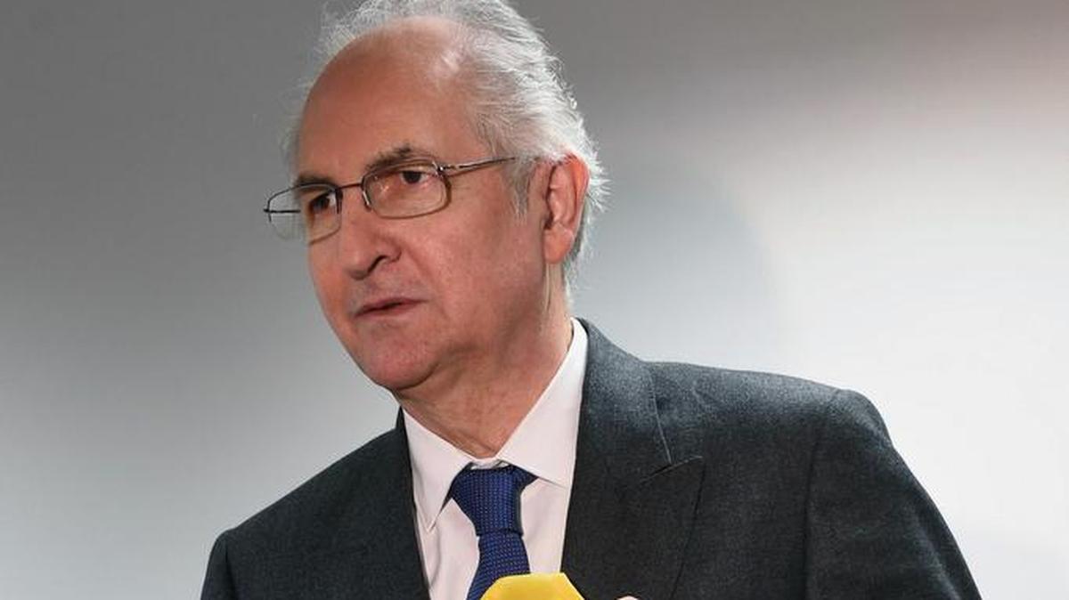 Fotografía de archivo del 20 de noviembre de 2017, del opositor venezolano, Antonio Ledezma, durante la rueda de prensa en Madrid (España).