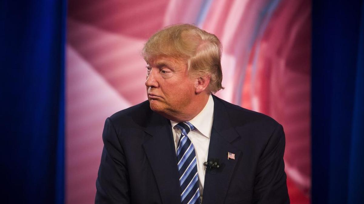 El candidato presidencial republicano Donald Trump (lega a una entrevista con el periodista de CNN Anderson Cooper (fuera de cuadro) el jueves 18 de febrero de 2016, en Columbia, Carolina del Sur.