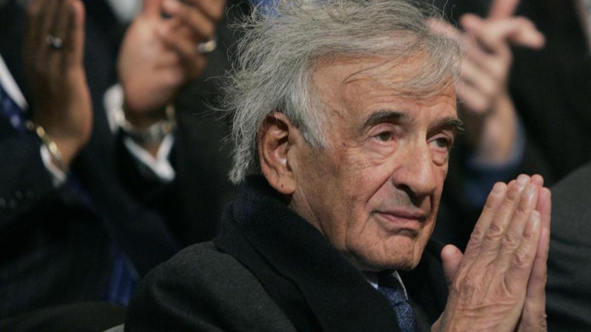 Novelista y Premio Nobel de la Paz Elie Wiesel durante un evento de reconocimiento el 18 de abril de 2007, en un Museo del Holocausto de EEUU en Washington.