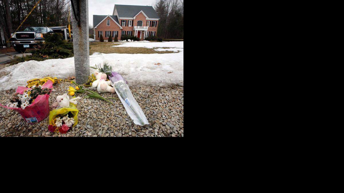 
Peluches y flores frente a la casa donde una mujer presuntamente asesinó a tiros a sus dos hijas y luego se suicidó, en Bedford, New Hampshire. 
