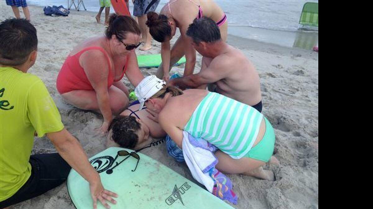 La primera víctima, una chica, perdió parte de un brazo y podría perder la pierna izquierda, indicó la alcaldesa de Oak Island, Betty Wallace.