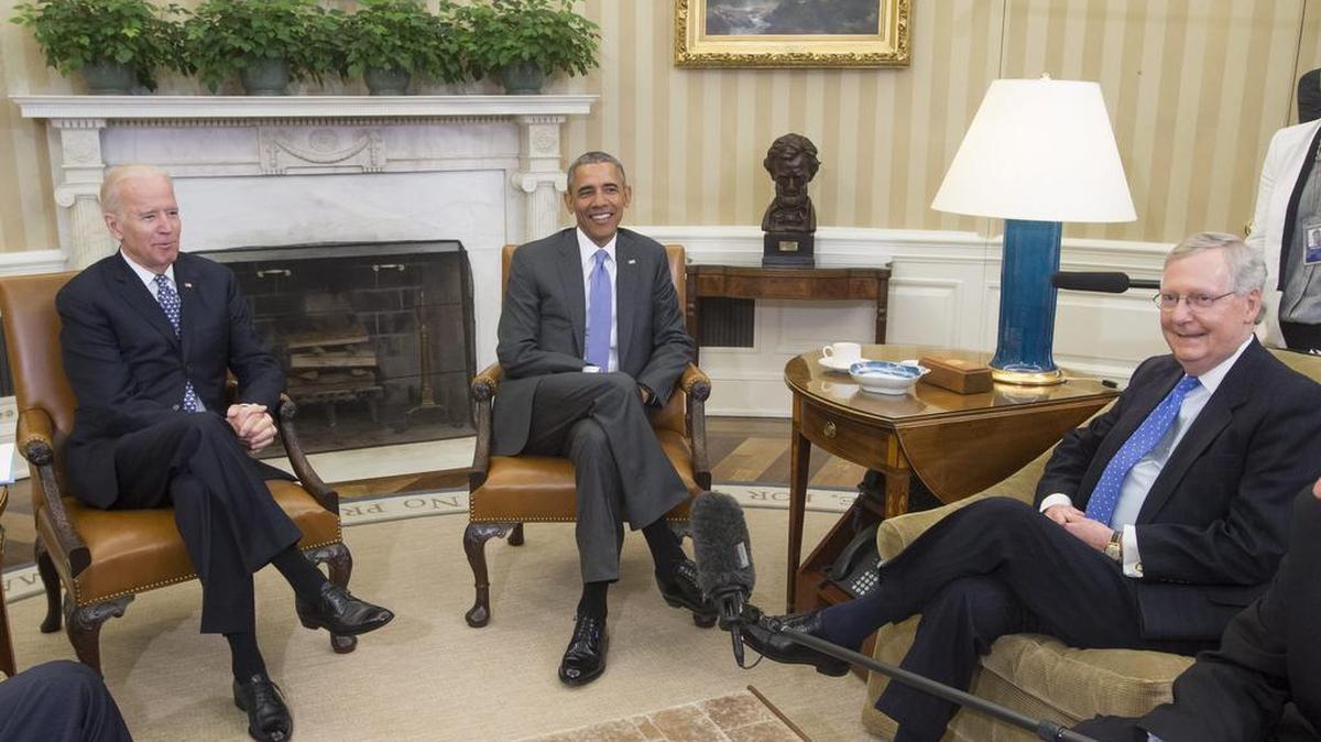 El presidente Barack Obama (centro), el vicepresidente Joe Biden (izq.) y el líder de la mayoría republicana de la Cámara Alta, Mitch McConnell durante su encuentro en el despacho Oval de la Casa Blanca.