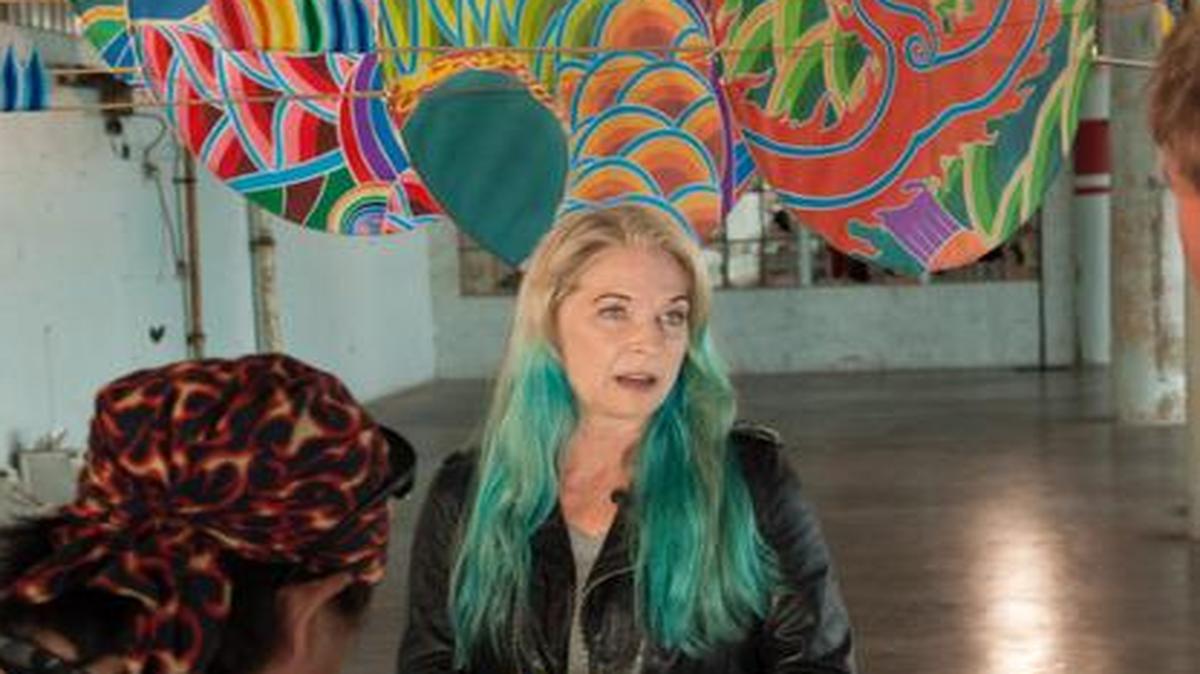 
Cheril Haines, curadora de la exposición del artista Ai Weiwei, en la isla de Alcatraz, en San Francisco. 
