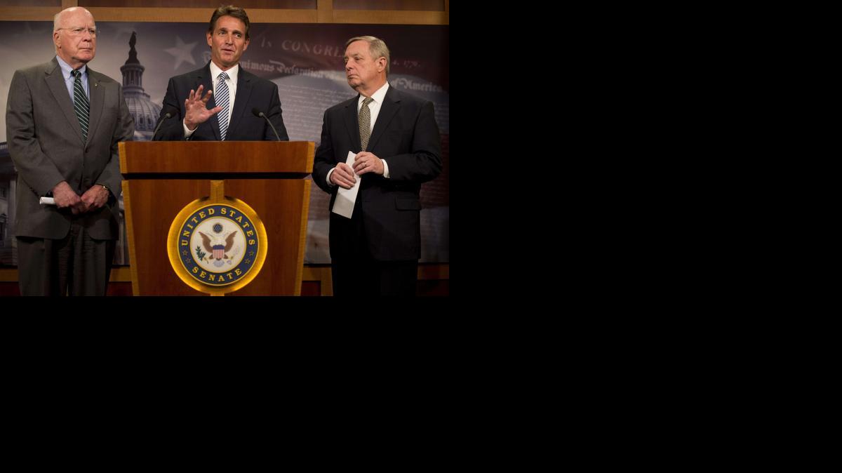 
El senador republicano Jeff Flake (Arizona, centro), y los demócratas Patrick Leahy (Vermont, izq.) y Dick Durbin (Illinois), presentan la propuesta para eliminar las restricciones de viaje a Cuba, el jueves en Washington. 
