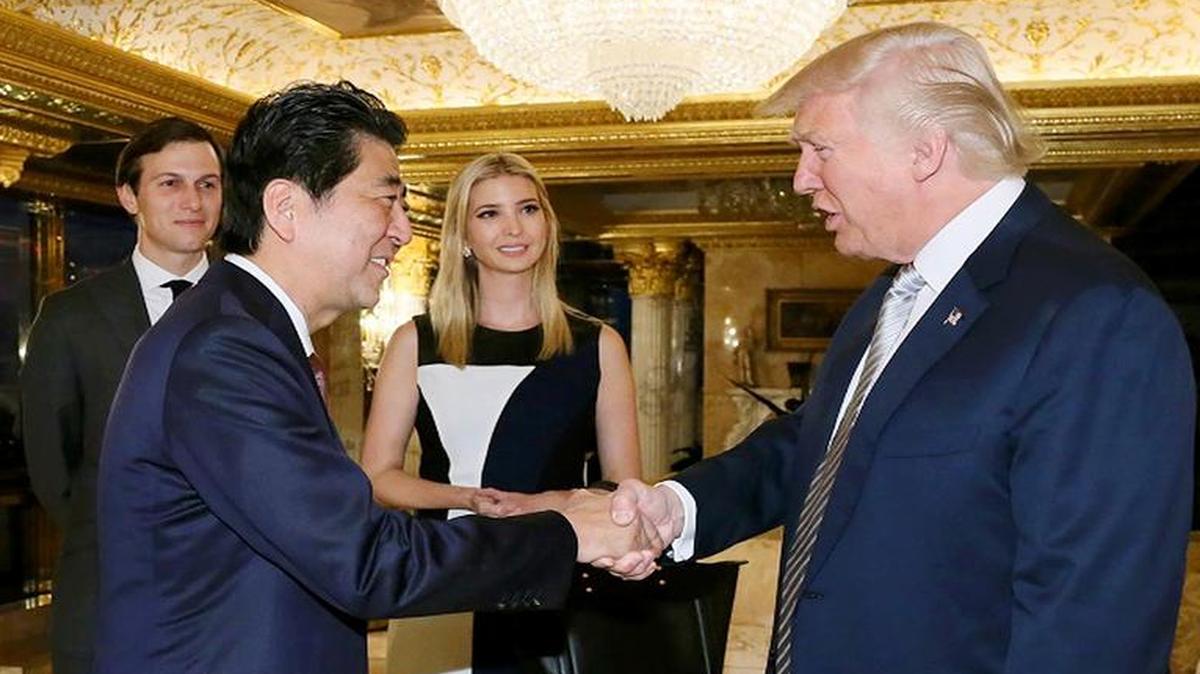 Al frente, el presidente electo Donald Trump (derecha) saluda al primer ministro japonés Shinzo Abe. En la parte posterior se puede ver a Ivanka Trump, hija del magnate, y a su esposo Jared Kushner, quienes también participaron dela reunión, el 18 de octubre en Nueva York.
