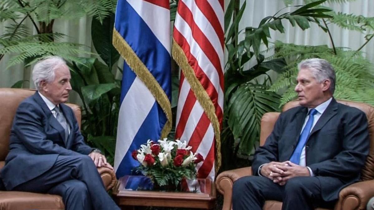 Captura de pantalla tomada de un video de la Televisión Cubana que muestra al mandatario cubano Miguel Díaz-Canel y al presidente de la Comisión de Relaciones Exteriores del Senado stadounidense, Robert Corker, durante una reunión en el Palacio de la Revolución en La Habana, en 20 de septiembre de 2018.