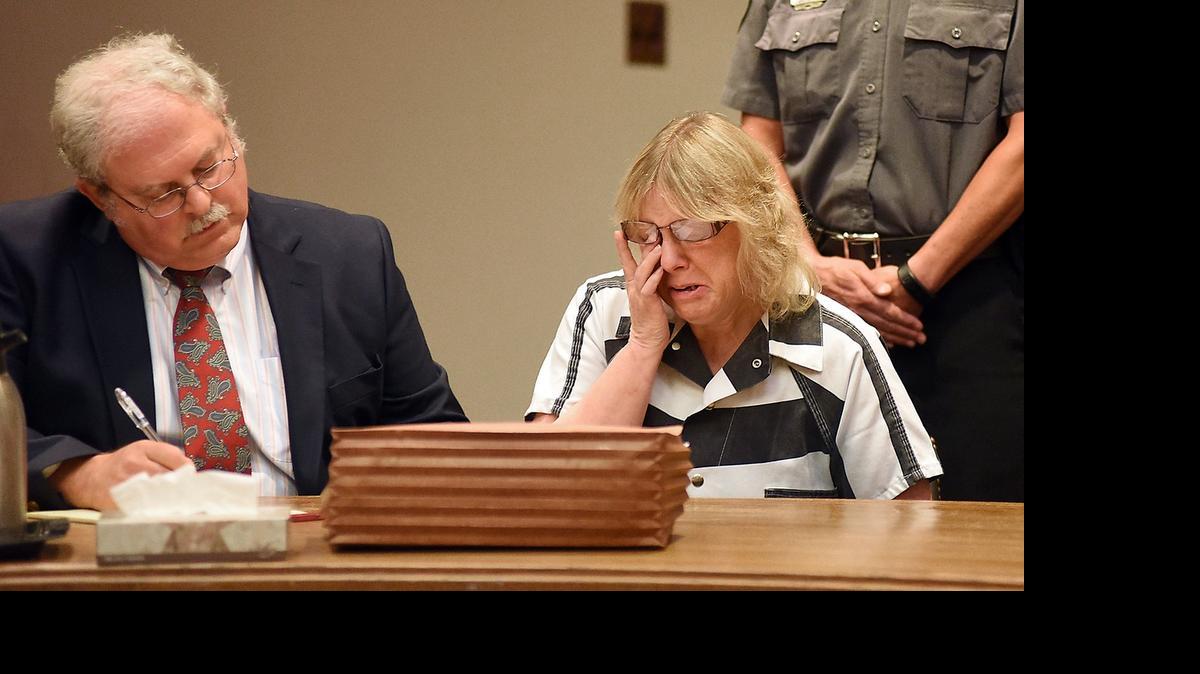 
Joyce Mitchell, instructora de sastrería en la correccional de Clinton, lloró al declararse culpable de los cargos de promover contrabando en prisión en primer grado, un delito grave.

