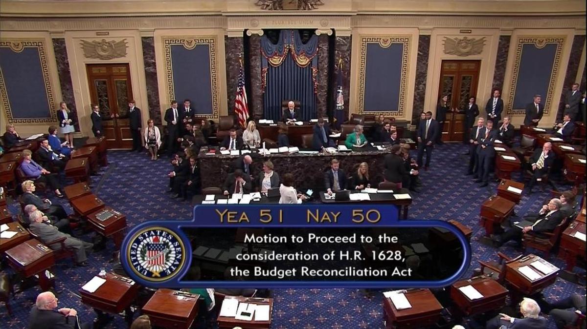 La votación final en el Senado para comenzar a debatir la derogación de Obamacare, este lunes martes en Washington.