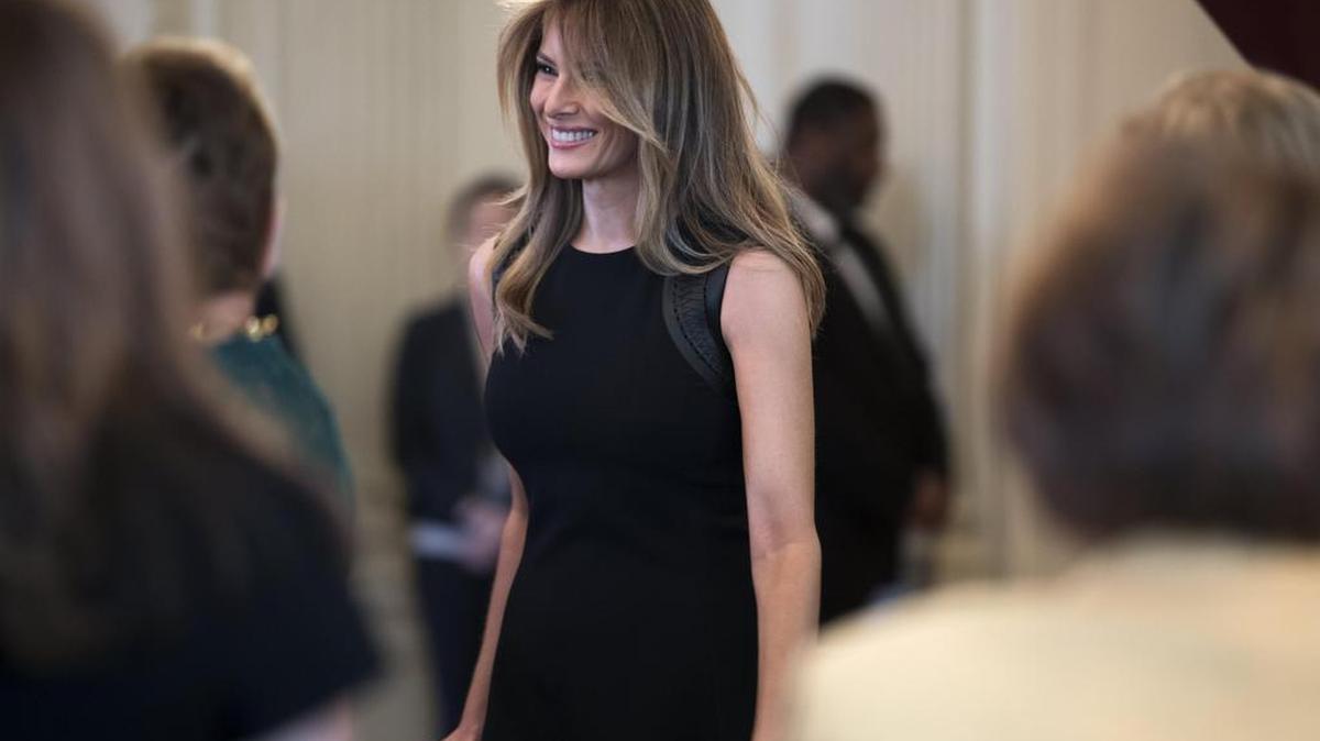 La primera dama de EE.UU., Melania Trump, a su llegada a un almuerzo con motivo del Día Internacional de la Mujer en la Sala del Comedor del Estado de la Casa Blanca en Washington, Estados Unidos, el 8 de marzo de 2017.