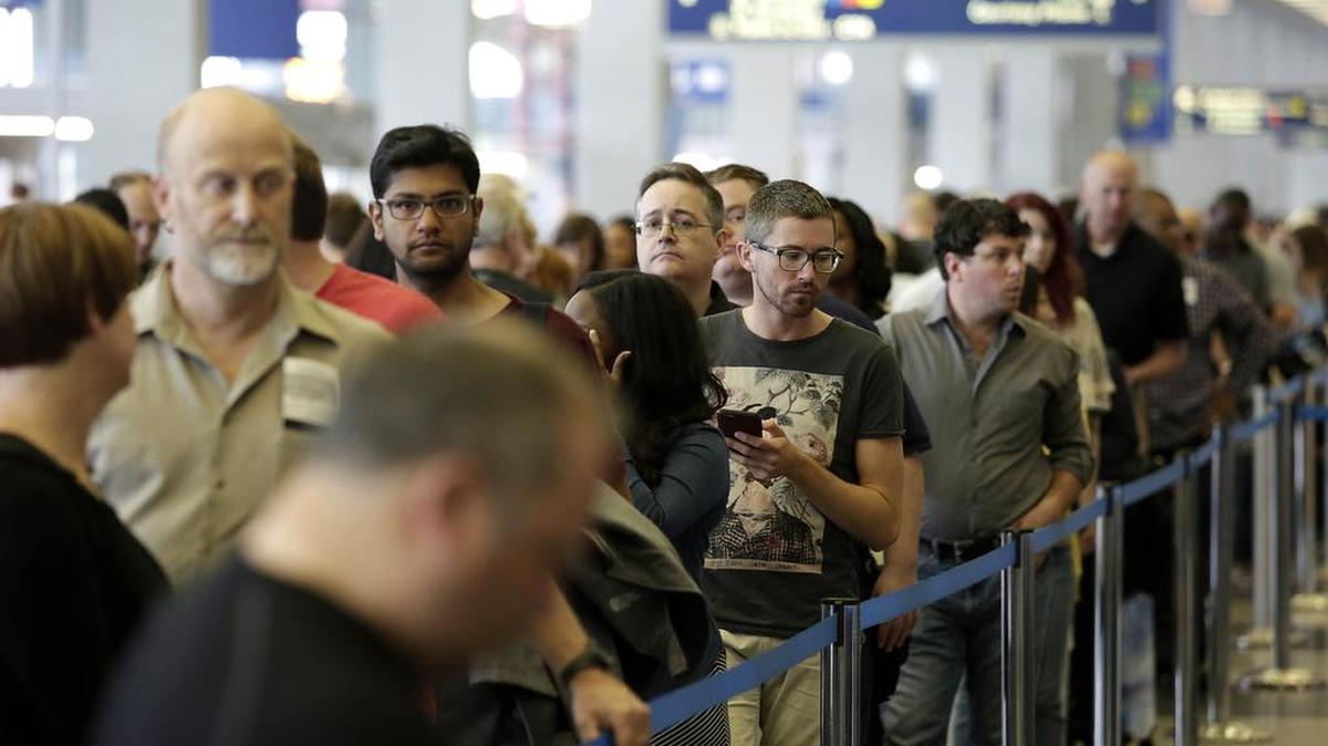Las colas para el registro de pasajeros son largas y lentas en la mayoría de los grandes aeropuertos.