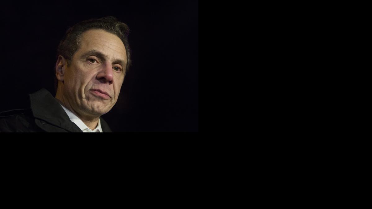 
El gobernador del estado de Nueva York, Andrew M. Cuomo, se dirige a los periodistas en el lugar del accidente entre un tren Metro-North Railroad y un vehículo el martes 3 de febrero de 2015, en Valhalla (EE.UU.). EFE/JOHN TAGGART
