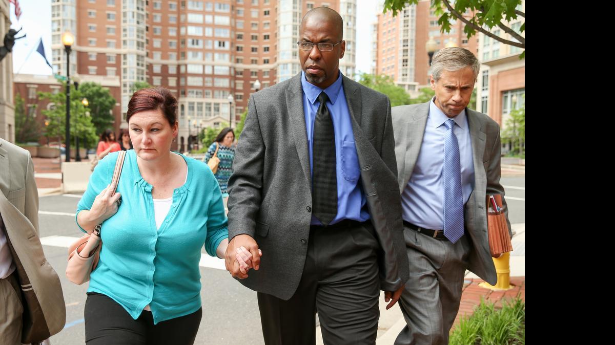 
Jeffrey Sterling, agente de la CIA desde 1993 hasta el 2002, fue declarado culpable en diciembre del 2010 y detenido en enero del 2011 por, entre otros cargos, divulgación ilegal de información confidencial y obstrucción a la justicia.


