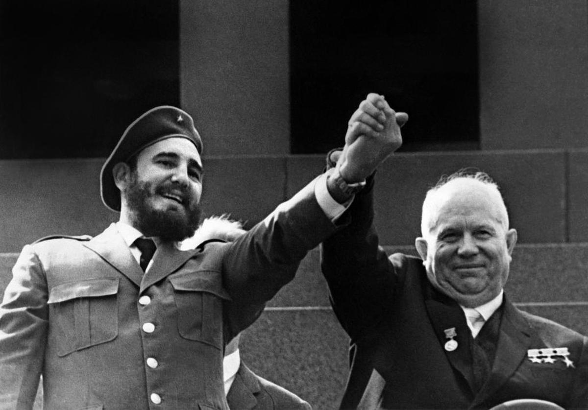 En mayo de 1963 Fidel Castro visitó la URSS y estuvo en el desfile del Primero de Mayo en la Plaza Roja junto a Jrushov.