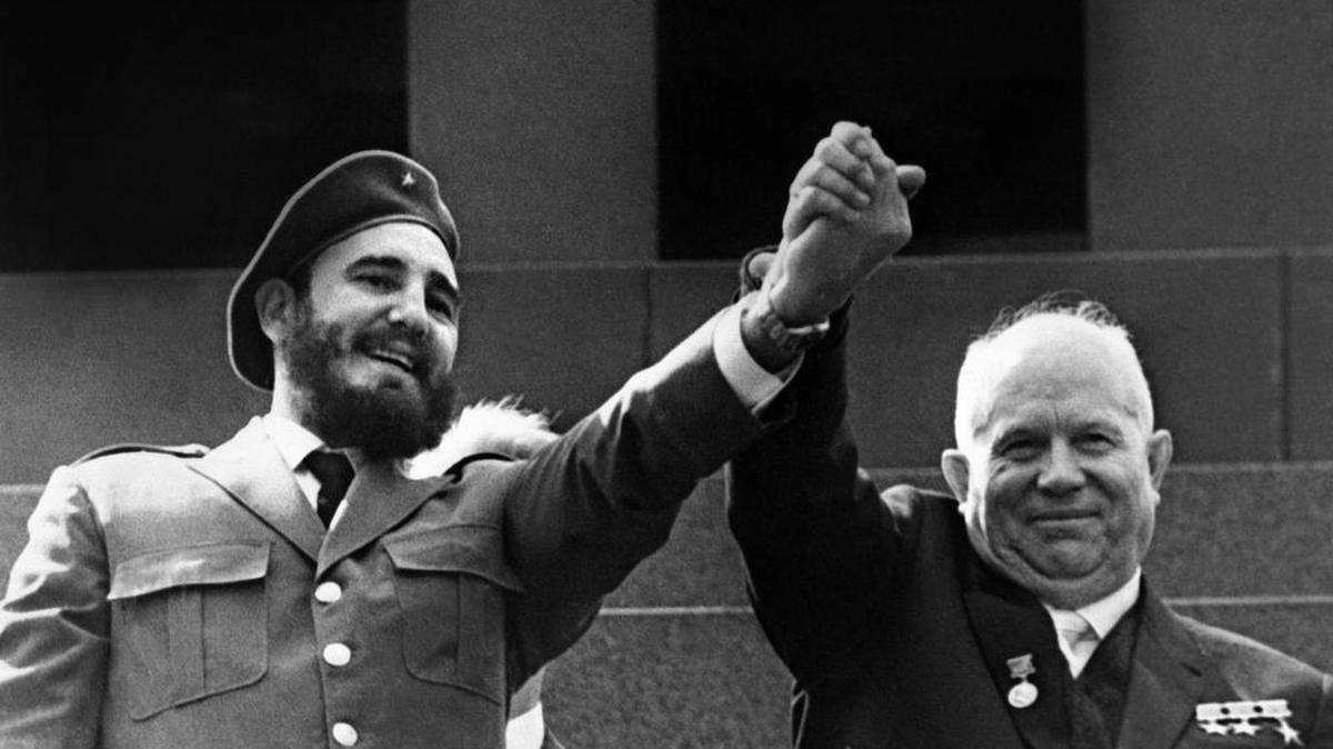
En mayo de 1963 Fidel Castro visitó la URSS y estuvo en el desfile del Primero de Mayo en la Plaza Roja junto a Jrushov.


