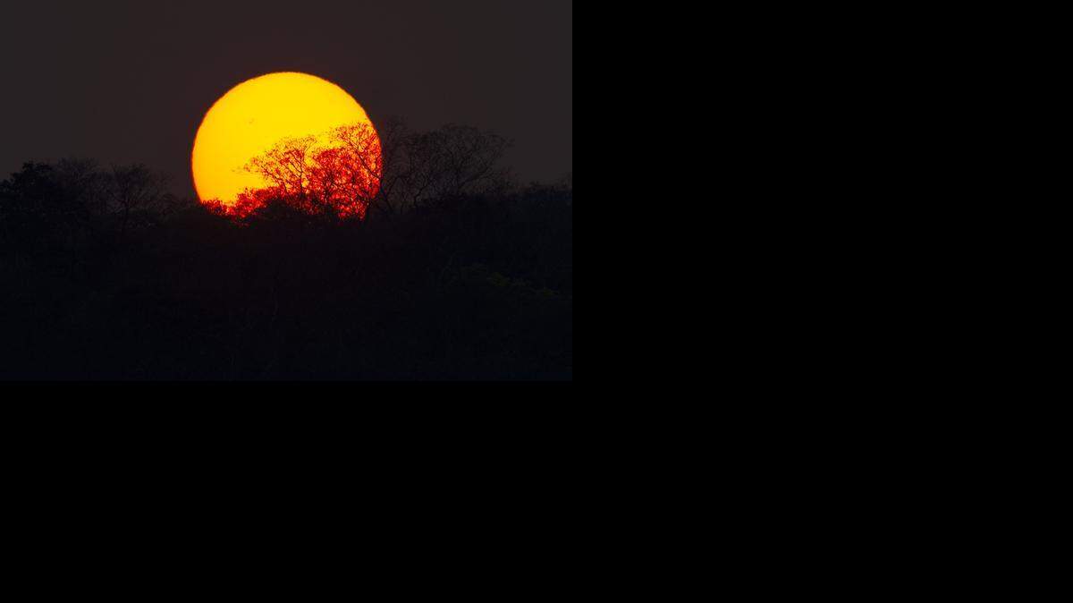 
Una llamarada solar extrema se dirige a la Tierra y podría causar daños en algunas redes eléctricas, satélites y transmisiones de radio, indicaron científicos. 

