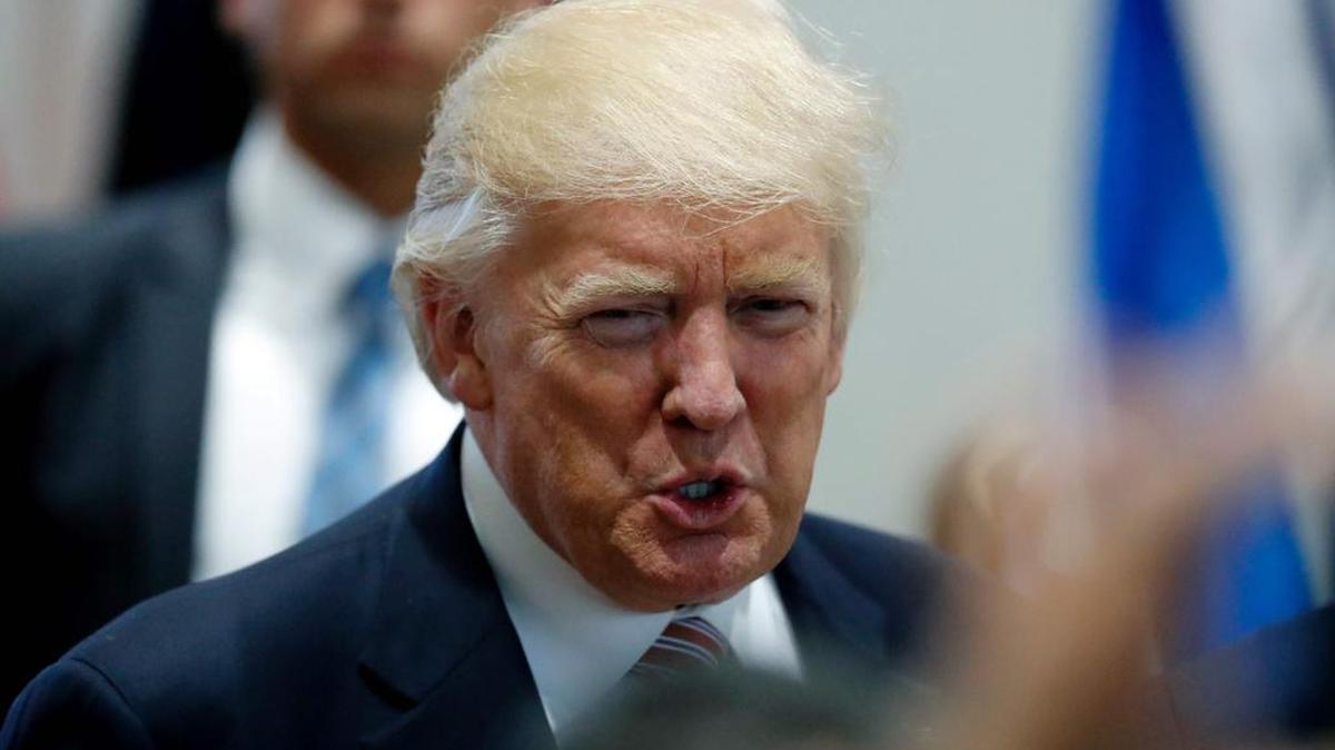 Donald Trump llega a una conferencia de prensa en la residencia del presidente en Jerusalén el 22 de mayo de 2017.