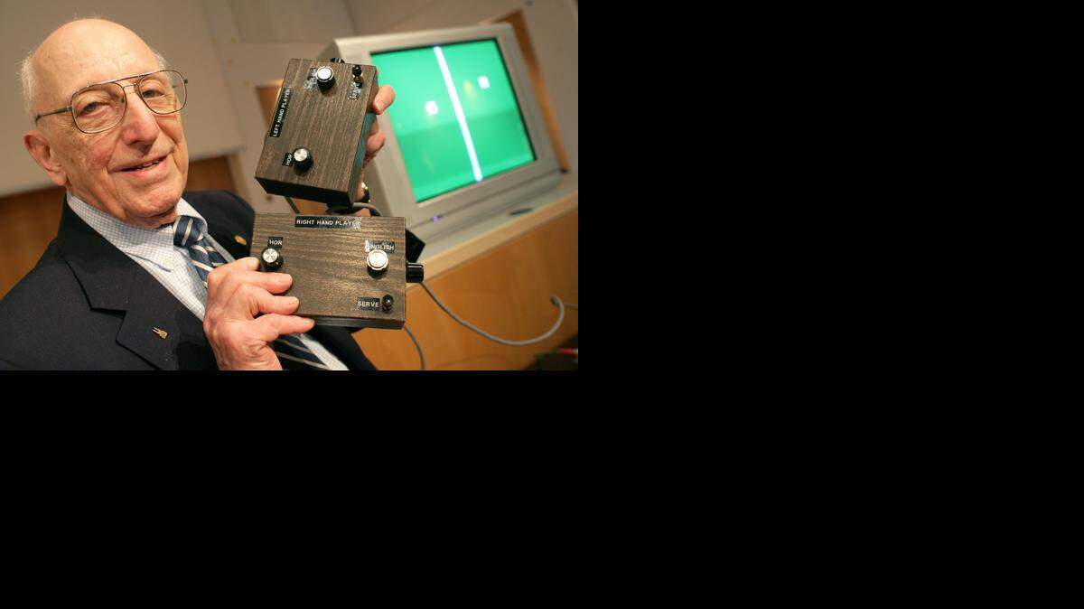 
Ralph Baer se le ocurrió la idea de diseñar una “caja” que permitiese a los estadounidenses jugar en sus televisores en 1966.


