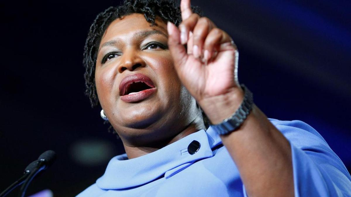 La candidata demócrata a gobernadora de Georgia Stacey Abrams da un discurso a sus simpatizantes para rechazar conceder la victoria al republicano Brian Kempt durante un evento de la noche electoral de los comicios legislativos en un hotel de Atlanta, Georgia (Estados Unidos) el 6 de noviembre de 2018.