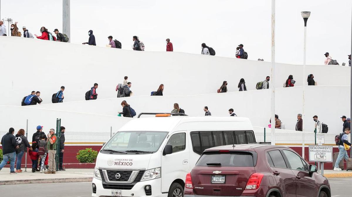 Migrantes se dirigen al puerto de entrada de El Chapparel para ser procesados en Tijuana, México, el 12 de mayo de 2023. Estos migrantes tenían citas para ser procesados.