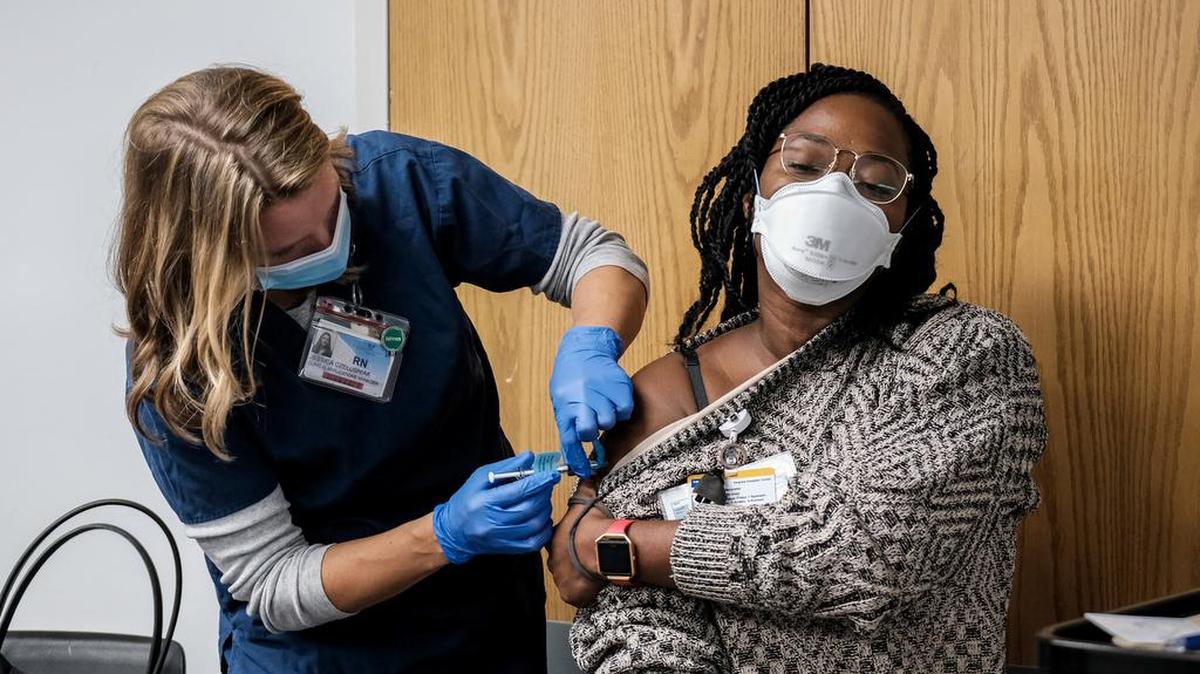 Un trabajador de la salud recibe una vacuna Pfizer-BioNTech COVID-19 en el Virginia Hospital Center en Arlington, Virginia, el miércoles 16 de diciembre de 2020.