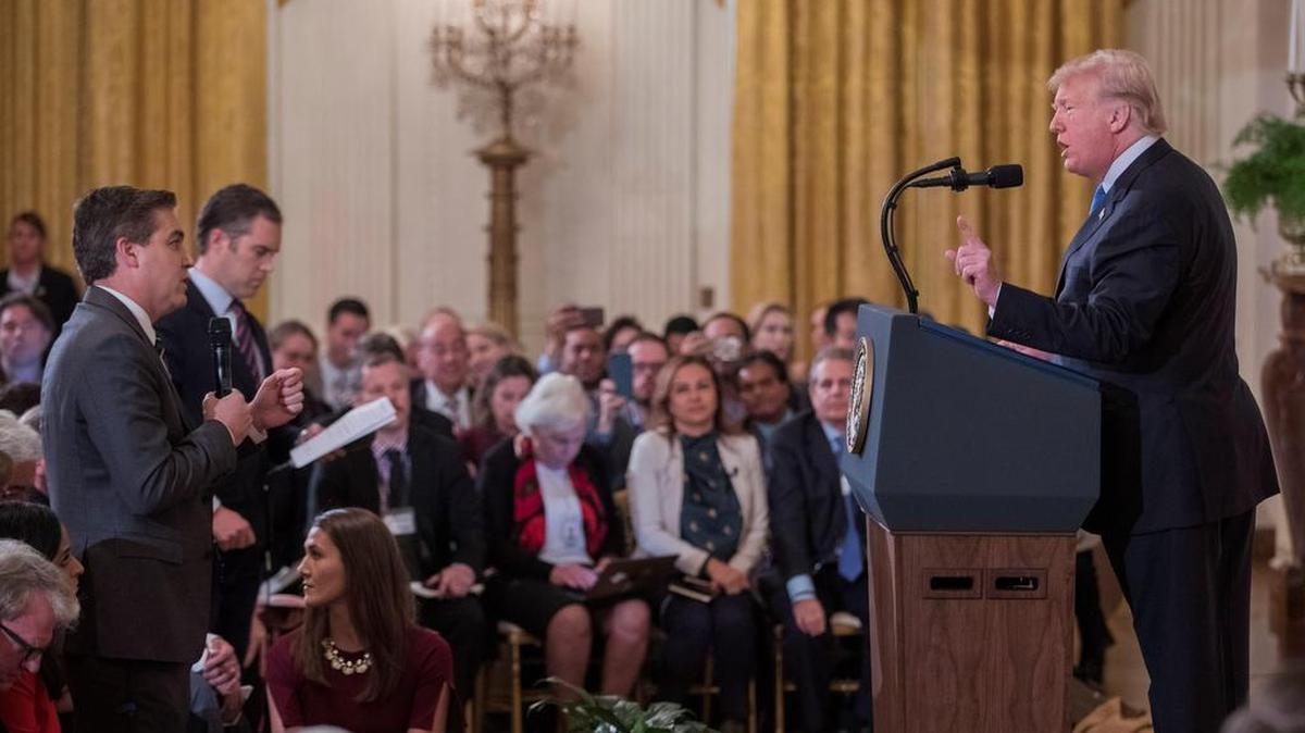 El presidente estadounidense, Donald Trump (d), increpa a Jim Acosta (i), corresponsal de la CNN en la Casa Blanca, durante una rueda de prensa en la Casa Blanca, en Washington (Estados Unidos), el 7 de noviembre de 2018.