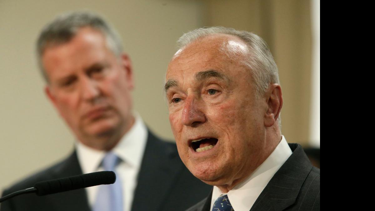 
Bill Bratton (der.), asegura que está complacido porque para cuando se cumpla el primer mandato de De Blasio espera haber cumplido sus metas y las del alcalde para con esa agencia.
