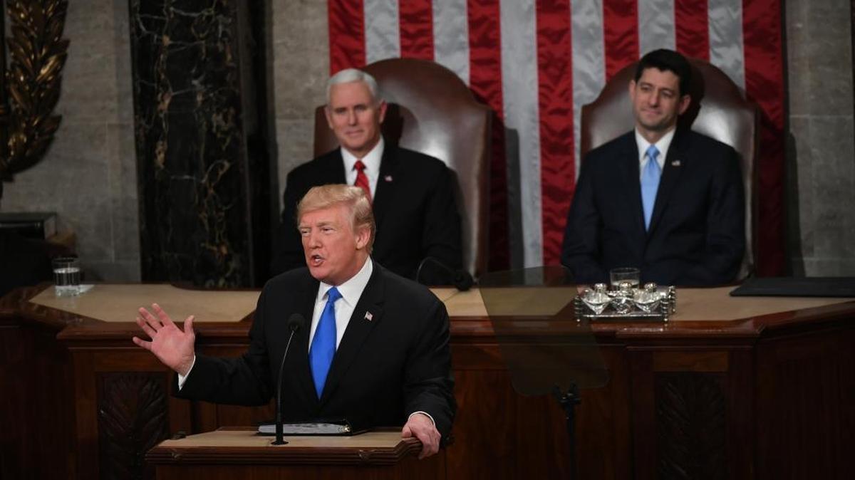 El presidente Donald Trump pronuncia su primer discurso sobre el Estado de la Unión, mientras el vicepresidente Mike Pence y el presidente de la Cámara Paul Ryan, R-Wis., Escuchan.