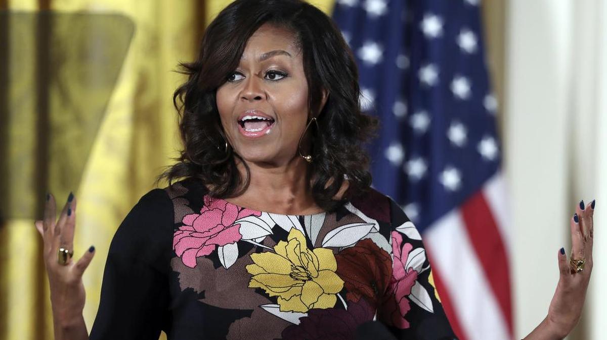 La primera dama Michelle Obama le da la bienvenida a líderes comunitarios para celebrar el éxito de un programa que ayuda a los veteranos de guerra sin hogar, el lunes en el Salón Este de la Casa Blanca, en Washington DC.