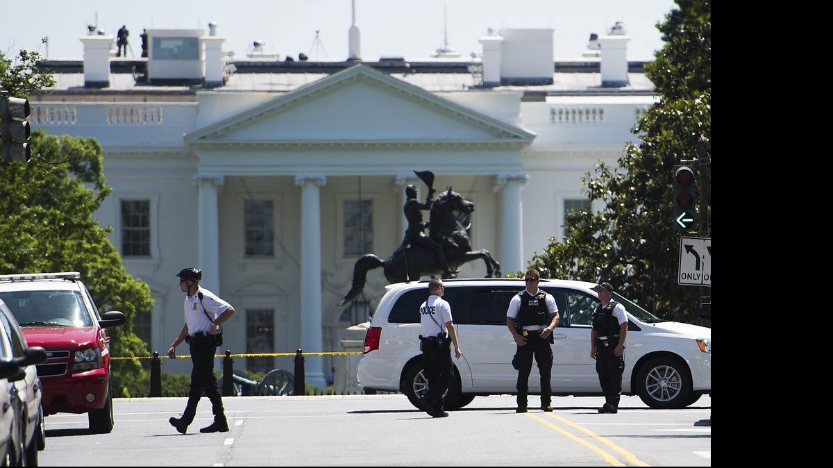 
Miembros del Servicio Secreto bloquean las inmediaciones de la Casa Blanca en Washington el jueves, tras detener a un hombre que estaba haciendo volar su drone en la zona. 
