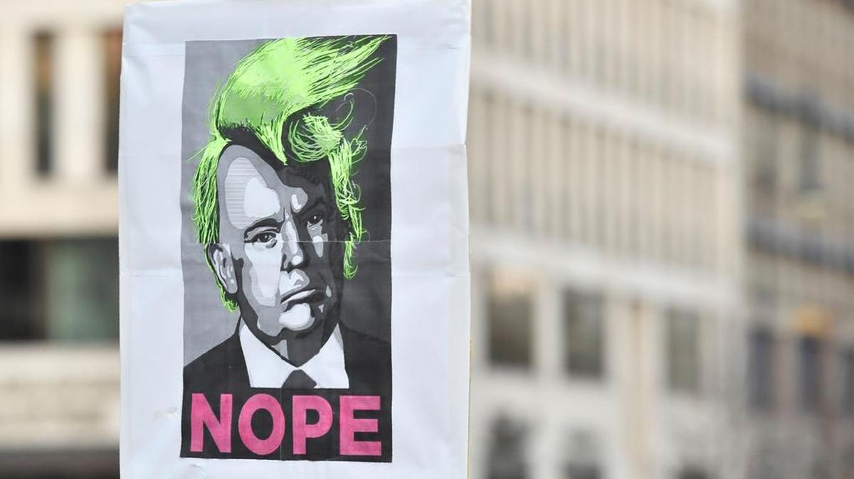 Un cartel de protesta contra el presidente electo Donald Trump se podía observar el 12 de noviembre frente a la Puerta de Brandeburgo, en Alemania.