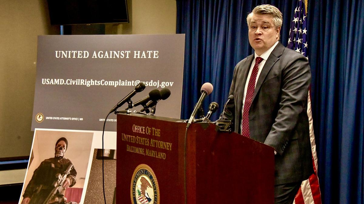 Thomas J. Sobocinski, agente especial a cargo, oficina de campo del FBI en Baltimore, habla durante una conferencia de prensa en Baltimore, el lunes 6 de febrero de 2023. Sobocinski y Erek L. Barron, fiscal federal de Maryland, anunciaron los arrestos y un penal federal denuncia acusando a Sarah Beth Clendaniel, de Catonsville, y Brandon Clint Russell, de Orlando, de conspiración para destruir una instalación de energía. (Amy Davis/The Baltimore Sun vía AP)