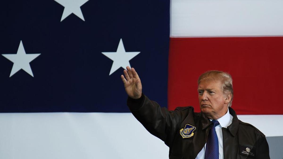 El presidente de EEUU, Donald Trump, saluda a los soldados estadounidenses al llegar a la base aérea de Yokota en Tokio el 5 de noviembre de 2017.
