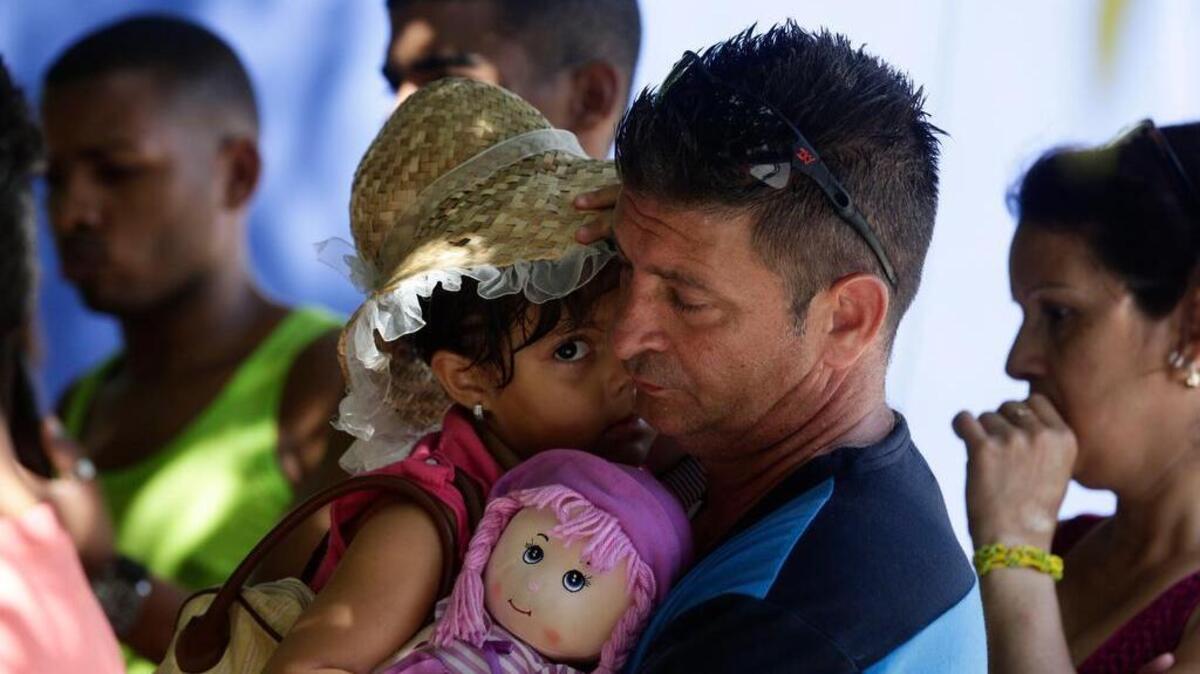 El migrante cubano Denis Gómez, de 45 años, junto a su hija Dalia Caridad, de 4 años, en la ciudad de Panamá. Gómez es uno de los miles atrapados sorpresivamente por la decisión de Barack Obama.