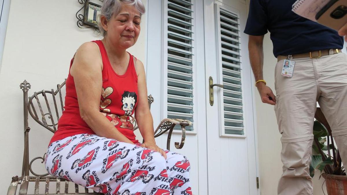 La vecina del municipio Jayuya Vivian Pagán recibe asistencia de una oficial de FEMA el miércoles 11 de octubre de 2017, en Jayuya (Puerto Rico).