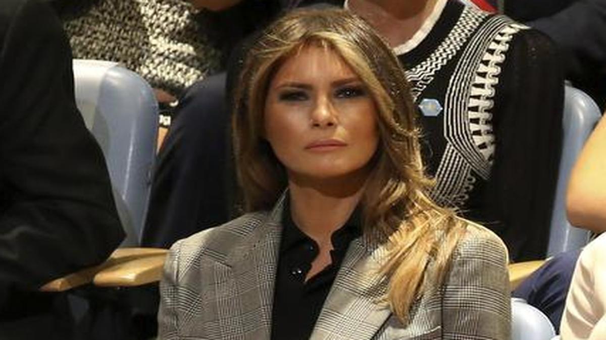 La primera dama de EE.UU, Melania Trump (c), y el jefe de Gabinete de la Casa Blanca, John Kelly (i), escuchan a su presidente, Donald Trump, durante su discurso de apertura del debate de alto nivel de la Asamblea General de la ONU, en su sede en Nueva York (Estados Unidos) el 19 de septiembre de 2017.