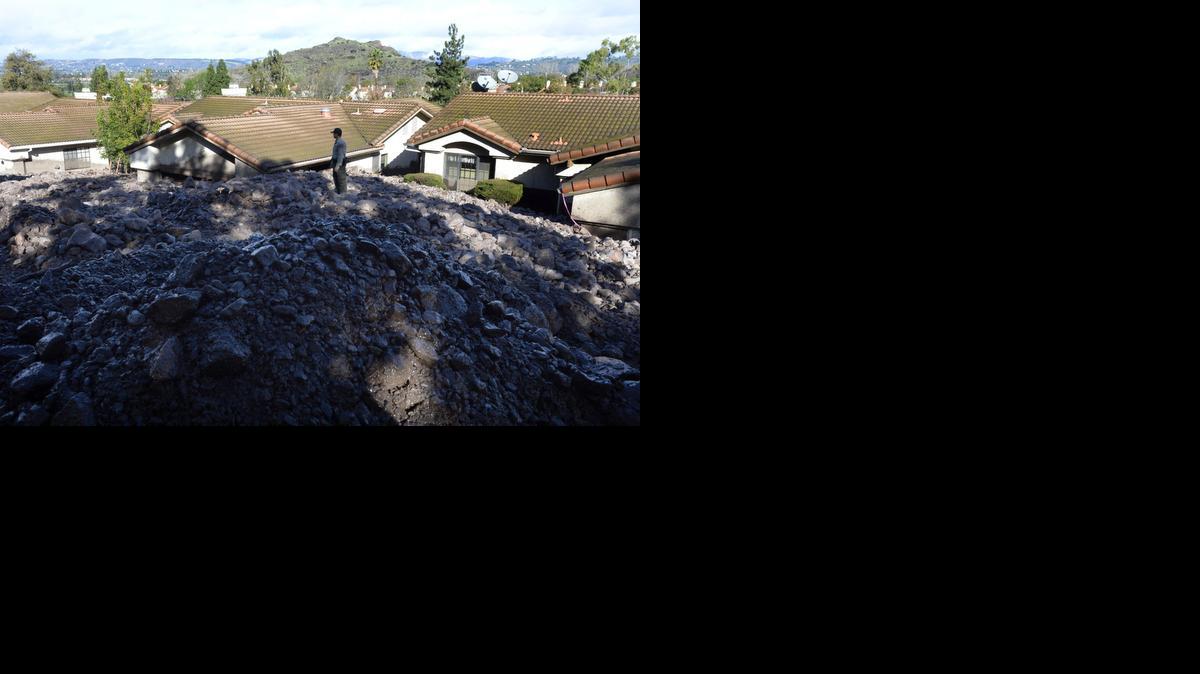 <cutline_leadin>Grandes rocas</cutline_leadin> se amontonan junto a las casas en Camarillo, en el Condado de Ventura, CA, el viernes. Avalanchas de lodo y escombros bloquearon parte de la Autopista Pacific Coast en el Condado de Ventura.