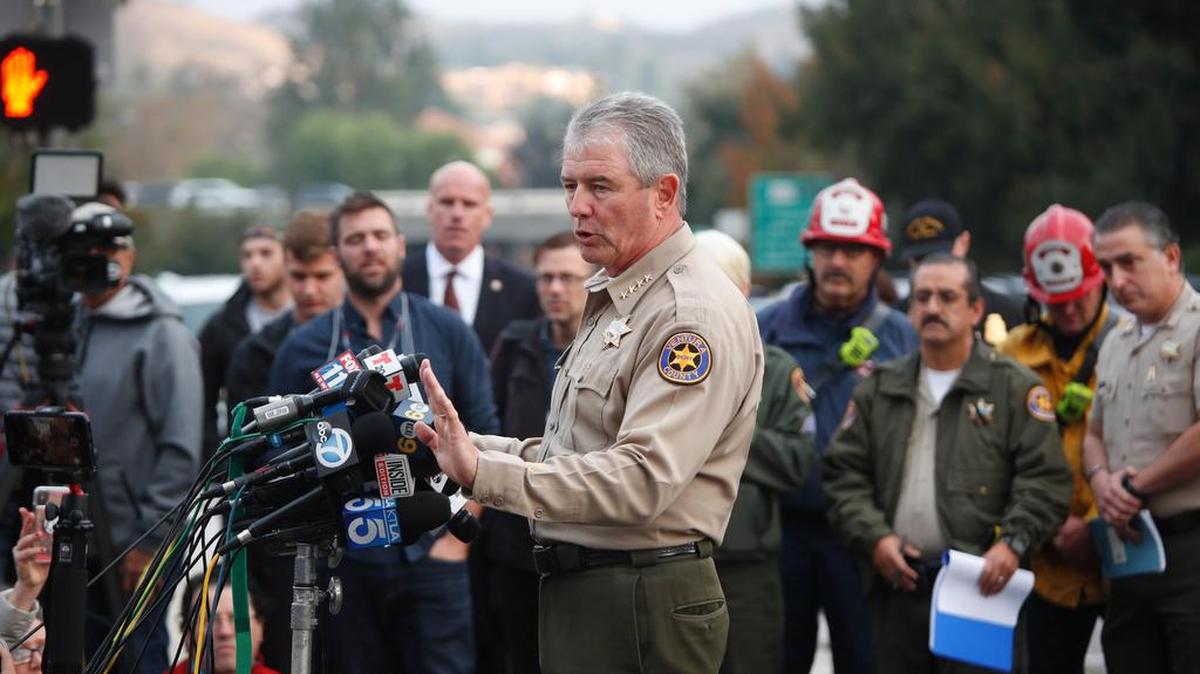 El sheriff del condado de Ventura, Geoff Dean, se dirige a la prensa sobre el tiroteo del bar Borderline en la localidad de Thousand Oaks, California, Estados Unidos, el 8 de noviembre de 2018.