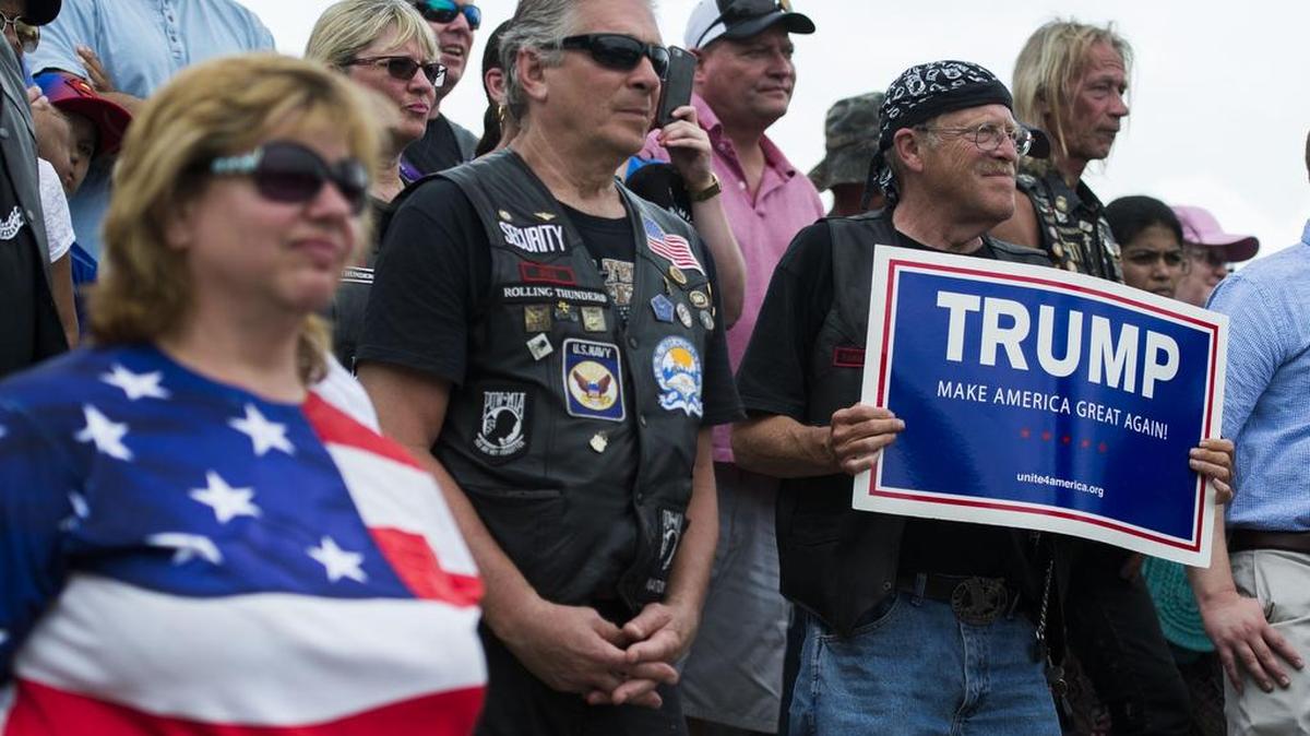Veteranos de guerra y seguidores del candidato presindencial Donald Trump durante un acto por Memorial Day en Washington.