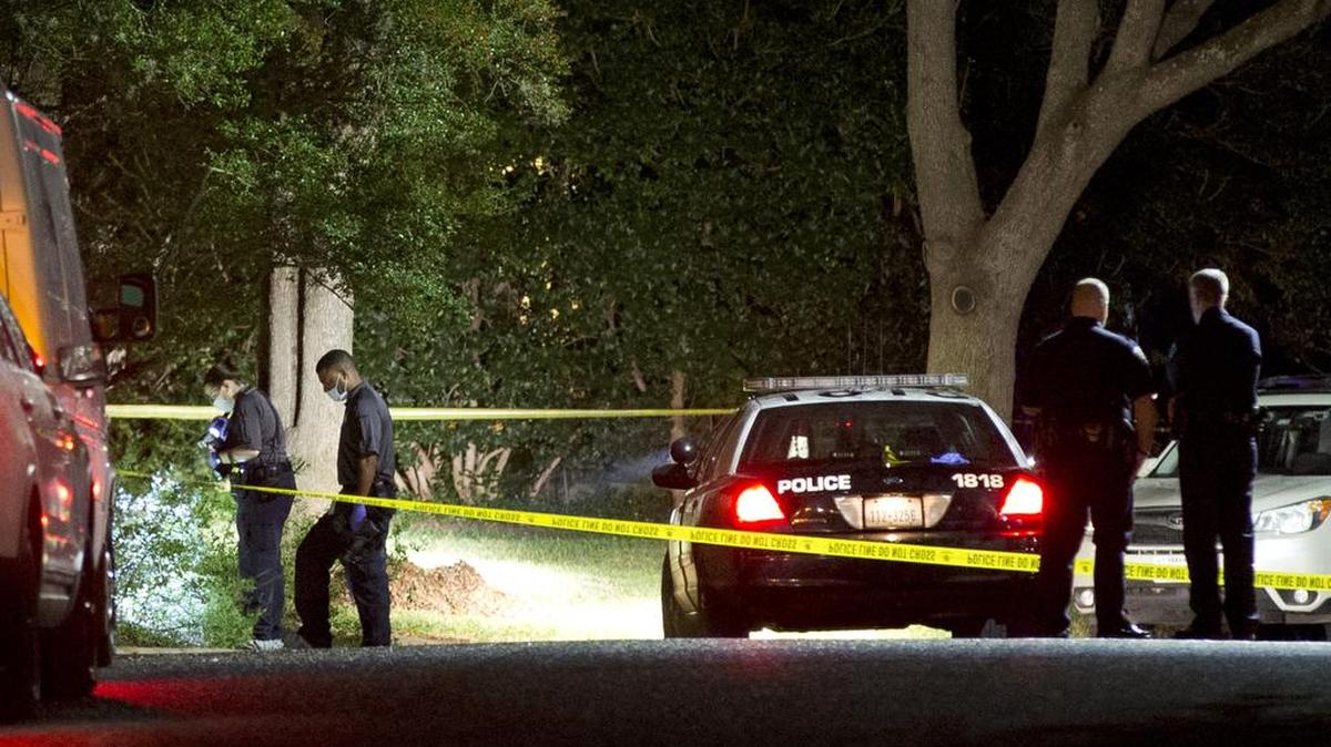 La jueza de distrito Julie Kocurek fue trasladada al hospital y permanecía estable, dijo el comandante de la policía de Austin Mark Spangler. La policía se reunió en la zona y buscaba a un sospechoso.