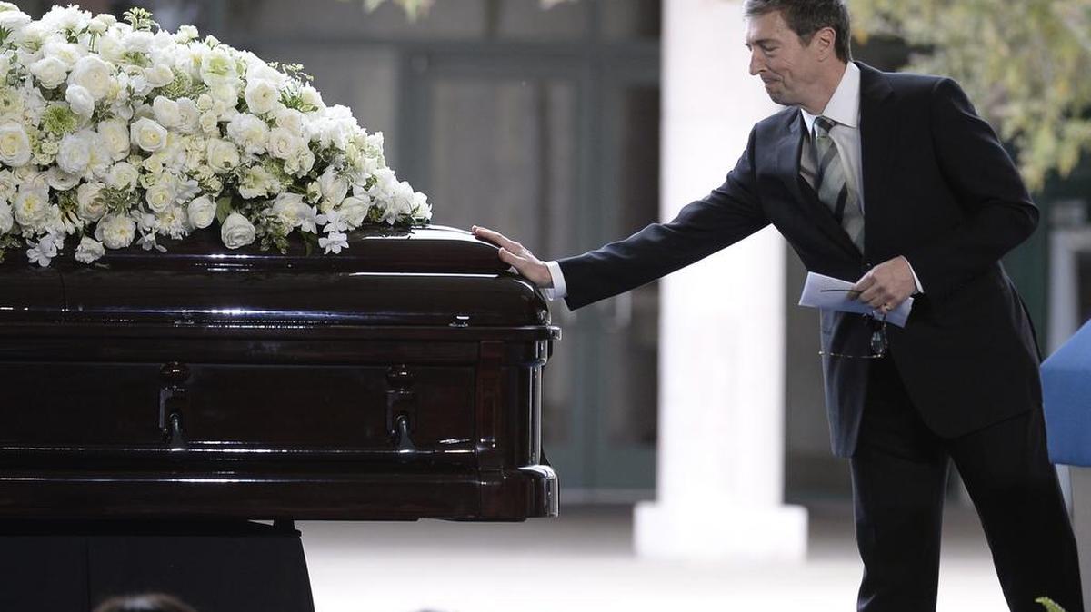 Ronald Reagan Jr. se despide de su madre, la ex primera dama, Nancy Reagan, durante el servicio fúnebre celebrado en la Biblioteca Ronald Reagan en California.