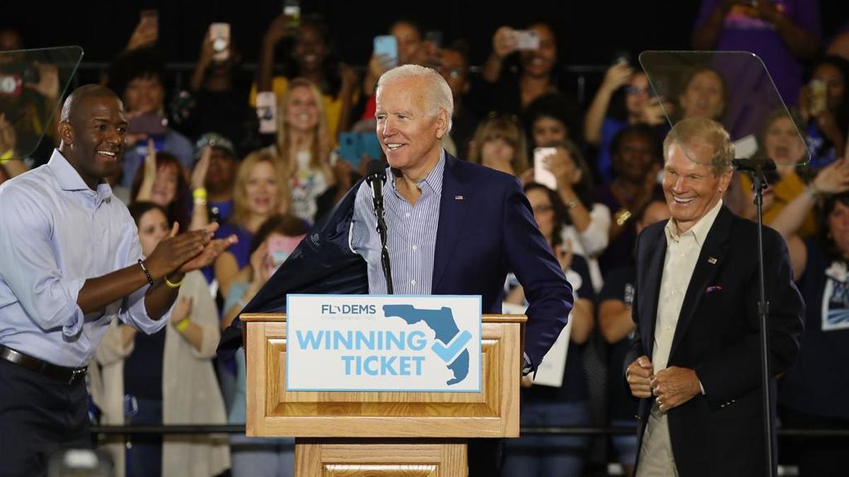 El ex vicepresidente Joe Biden llega al escenario con el candidato a gobernador demócrata de Florida Andrew Gillum y el senador estadounidense Bill Nelson (D-FL) durante un mitin de campaña celebrado en el edificio de recreación del campus de la Universidad del Sur de Florida el 22 de octubre , 2018 en Tampa, Florida.