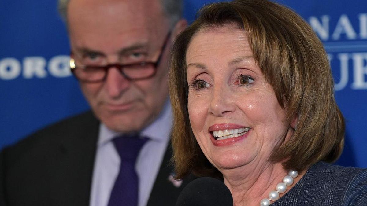 La líder demócrata de la Cámara de Representantes Nancy Pelosi habla durante una conferencia de prensa con el líder demócrata del Senado Chuck Schumer (L) en el National Press Club. Archivo