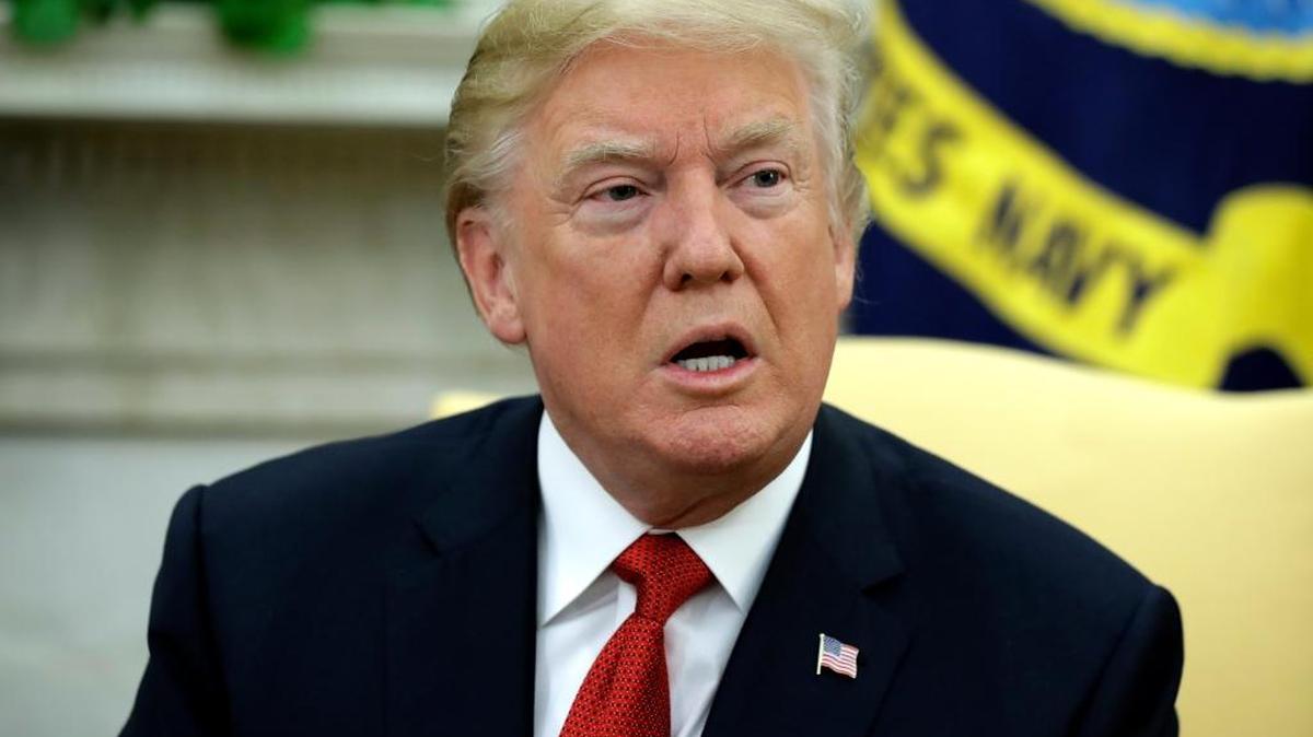 El presidente Donald Trump en una reunión en la Oficina Oval el 23 de octubre. Trump anunció que las fuerzas especiales estadounidenses capturaron a un hombre relacionado con el ataque contra la misión diplomática estadounidense en la ciudad libia de Bengasi en 2012.