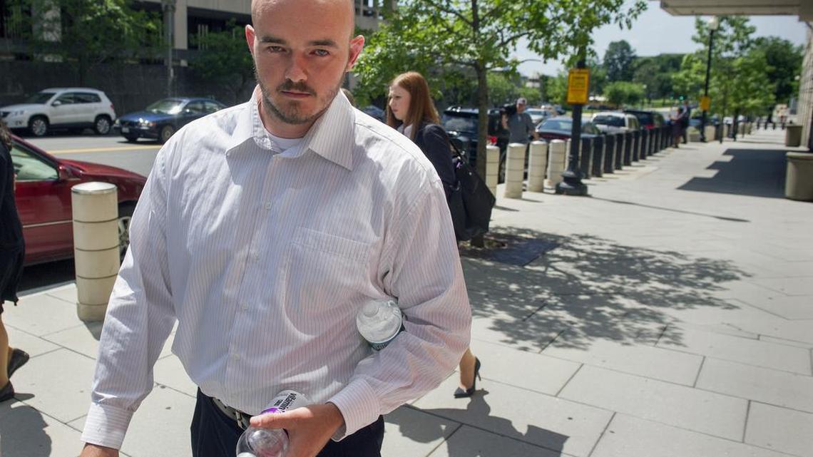 En esta foto de archivo del 11 de junio de 2014, el ex agente de Blackwater Worldwide Nicholas Slatten sale de la corte federal en Washington.
